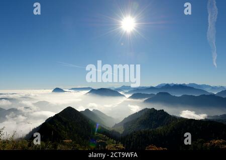 Allemagne, haute-Bavière, Bavière, Alpes de Chiemgau, Bergen, Hochstaufen, Untersberg, Rauschberg, Dachstein, Hoher Goell, Sonntagshorn avant Watzmann et Hocheisspitze de Hochfelln Banque D'Images