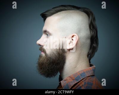 Profil de jeune homme avec tête rasée Banque D'Images