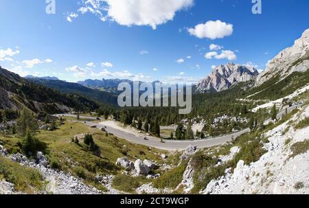 Italie, Vénétie, Col Valparola, route de montagne à Groupe Fanes Banque D'Images