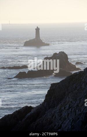 France, Bretagne, Finistère, Pointe du Raz, Le Phare Banque D'Images