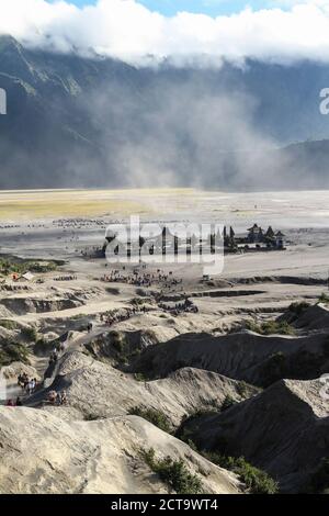 L'Indonésie, Java, Parc National de Bromo Tengger Semeru, Pura Luhur Poten temple hindou, les touristes au Mont Bromo volcan Banque D'Images