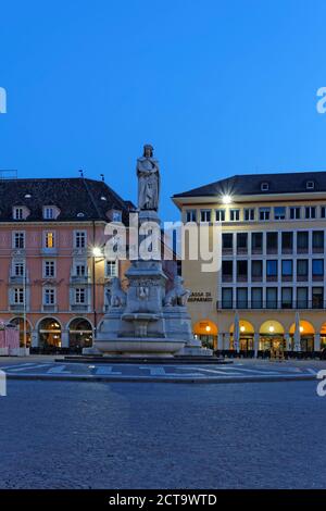 L'Italie, l'Alto Adige, Bolzano, la Piazza Walther avec monument de Walther von der Vogelweide Banque D'Images