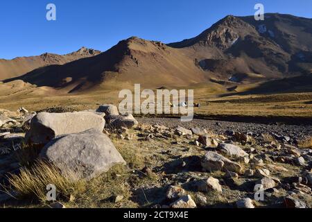 L'Iran, montagnes Alborz, Takht-e Massif Suleyman, tentes sur un haut plateau Banque D'Images