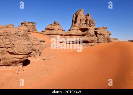 L'Algérie, Sahara, Tassili N'Ajjer, Tadrart, Parc National de tours de grès dans les dunes de sable de Tin Merzouga Banque D'Images