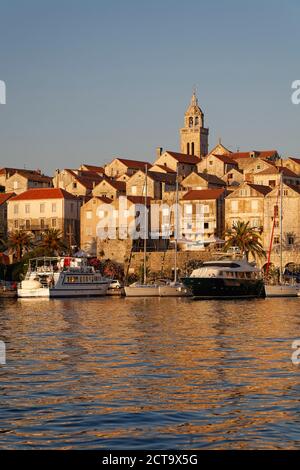 La Croatie, Dubrovnik-Neretva, l''île de Korcula, Korcula, paysage urbain et le port dans la soirée Banque D'Images