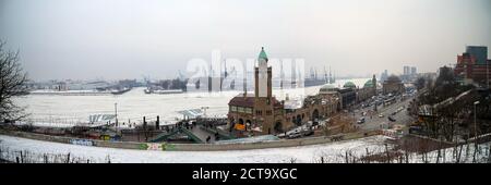 Allemagne, Hambourg, vue panoramique sur le port de Hambourg, avec l'elbe gelé en hiver Banque D'Images