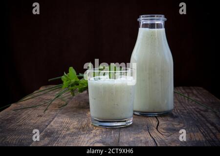 Lassi yaourt bio avec de fines herbes et herbes Banque D'Images