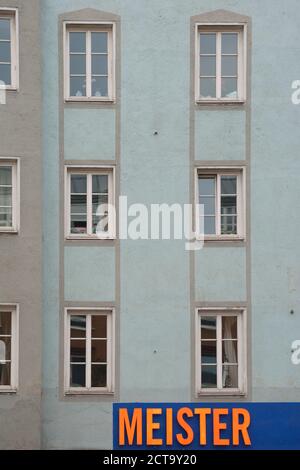 Germany, Bavaria, Munich, partie de maison grise/avec windows et signer Banque D'Images