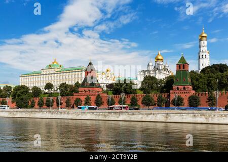 La Russie, Moscou, la rivière Moskva, Kremlin wall avec des tours et des cathédrales Banque D'Images