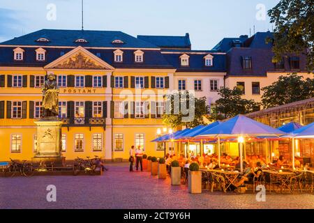 Allemagne, Berlin, Bonn, en vue de Muensterplatz avec café de la rue au crépuscule du soir Banque D'Images