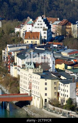 L'Allemagne, la Haute-Bavière, Wasserburg sur Inn, pont et porte de la ville à la rivière Inn Banque D'Images