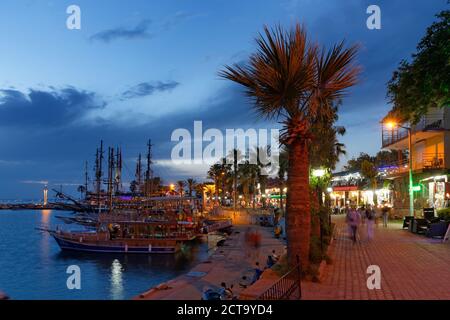 La Turquie, Side, port et de la promenade au crépuscule Banque D'Images