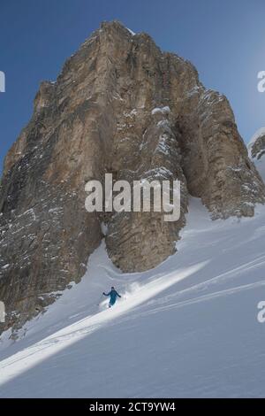 L'Italie, Dolomites, Val Gardena, l'Homme le ski nordique Banque D'Images