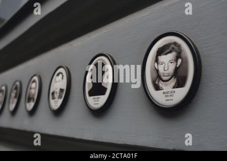 Photographies de personnes exécutées en 1956/1957, sur le mur de la Maison de la terreur, Andrassy ut 60, Budapest, Hongrie Banque D'Images