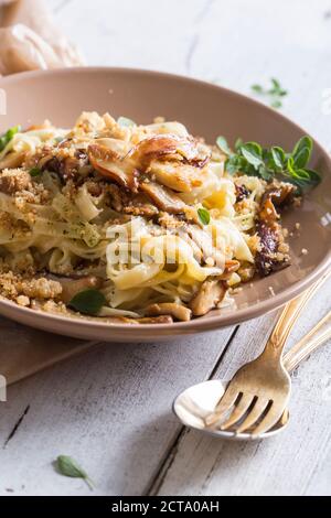 Tagliatelle aux bolets jaunes et la chapelure, le parmesan et l'origan sur la plaque Banque D'Images