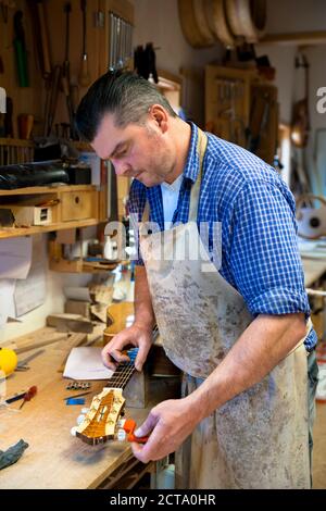 Fabricant de guitare dans son atelier Banque D'Images