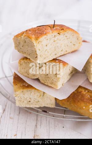 Focaccia italienne, levure de pain avec de romarin et de sel de mer Banque D'Images