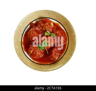 Polpette al Sugo, boulettes de viande italiennes, cuisine sicilienne, plats italiens variés traditionnels, vue sur le dessus. Banque D'Images