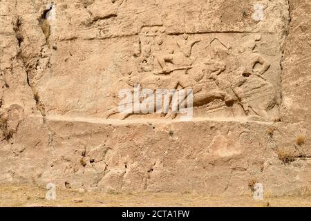 L'Iran, nécropole achéménide de Naqsh-e Rostam, relief sassanide du triomphe du roi Shapur II. Banque D'Images