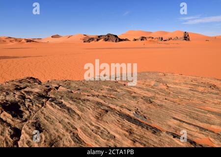 L'Afrique, Algérie, Sahara, Tassili N'Ajjer National Park, Rock towers dans les dunes de sable de Tin Merzouga Banque D'Images