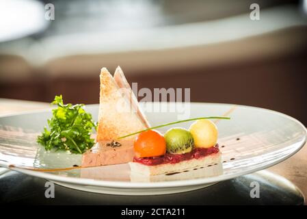 Assiette de foie gras avec des toasts Banque D'Images