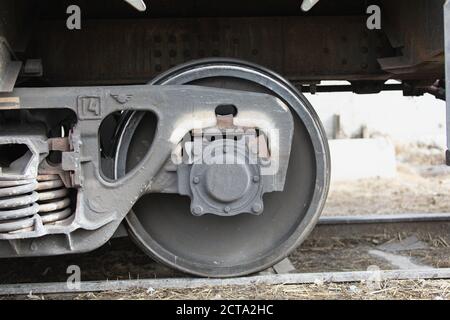 mécanisme de roue de la locomotive moderne sur les voies. Steampunk, concept techno. Transport ferroviaire, déplacement, constructions en acier Banque D'Images