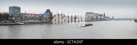 Allemagne, Cologne, port du Rhin avec maisons grue Banque D'Images