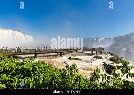 L'Amérique du Sud, le Brésil, l'État de Parana, Parc National de l'Iguazu, Iguazu, touristes sur plate-forme d'observation Banque D'Images