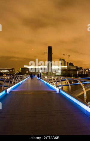 UK, Londres, vue depuis le pont du millénaire à Tate Gallery of Modern Art Banque D'Images