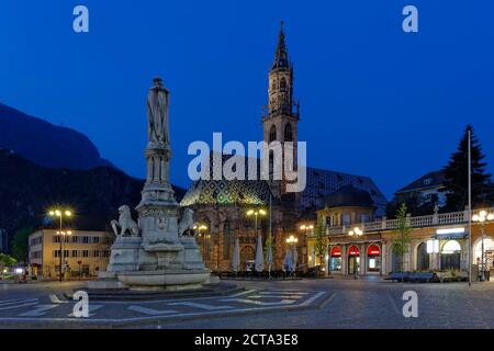 L'Italie, l'Alto Adige, Bolzano, la Piazza Walther avec monument de Walther von der Vogelweide et cathédrale de Bolzano Banque D'Images