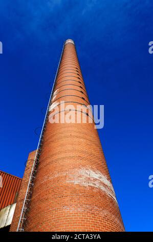 L'Allemagne, en Rhénanie du Nord-Westphalie, Minden, en vue de la cheminée en briques à partir de ci-dessous Banque D'Images