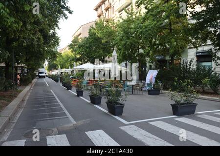 Salles de restauration extérieures temporaires à Milan, Italie Banque D'Images
