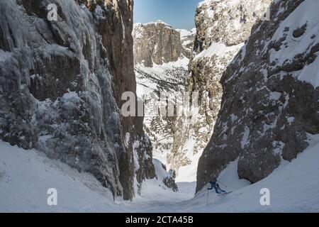 L'Italie, Dolomites, Val Gardena, l'Homme le ski nordique Banque D'Images