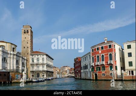 Italie, Vénétie, Venise, Cannaregio, l'église San Geremia avec le Canale di Cannaregio du Canale Grande Banque D'Images