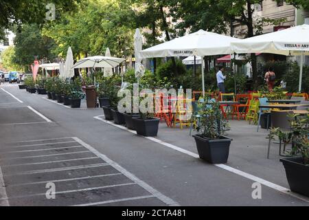 Salles de restauration extérieures temporaires à Milan, Italie Banque D'Images