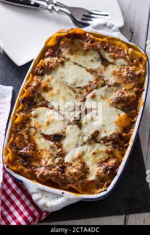 Lasagne Bolognese avec légumes et mozzarella Banque D'Images
