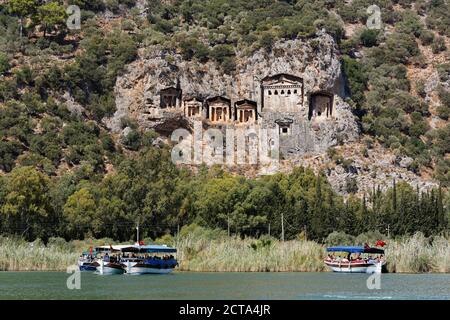 La Turquie, Ankara, Tourboats à Lycian Rock Tombs of Kaunos Banque D'Images