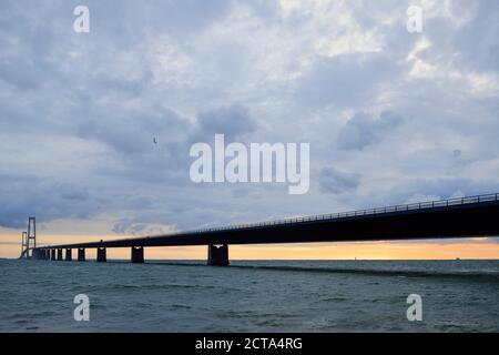 Le Danemark, Korsor, Great Belt Bridge at Dusk Banque D'Images