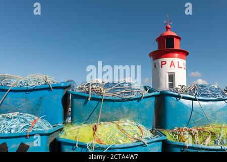 France, Bretagne, Landeda, Phare et des boîtes avec des filets de pêche à l'Harbour Banque D'Images