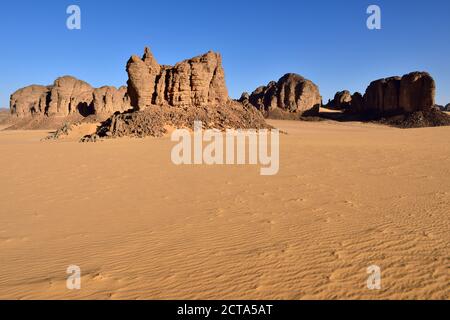 L'Afrique, Algérie, Sahara, Tassili N'Ajjer Le Parc National, ses dunes de sable et de formations rocheuses à Tikobaouine Banque D'Images