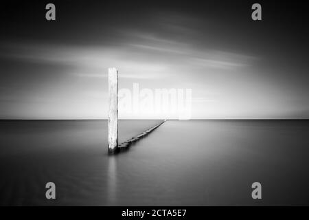 L'Allemagne, de Mecklembourg-Poméranie occidentale, Usedom, brise-lames dans la mer, long exposure Banque D'Images