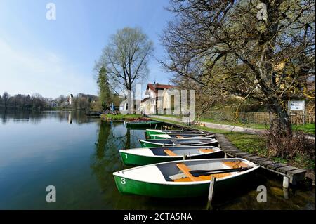 L'Allemagne, la Haute-Bavière, Wessling, bateaux au lac Wessling Banque D'Images