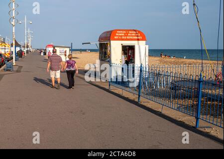 La promenade en bord de mer à Bognor Regis en fin d'été avec les touristes qui aiment le vélo et la marche. Banque D'Images