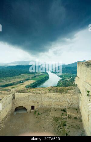 Espagne, vue sur la forteresse de Miravet, au-dessus du fleuve Ebro Banque D'Images