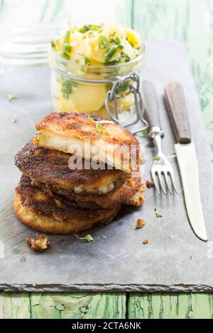 Chou-rave schnitzel avec salade de pommes de terre, studio shot Banque D'Images