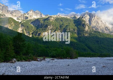 L'Albanie, Alpes albanaises, des pics de montagne sur la vallée Valbona, Valbona National Park Banque D'Images