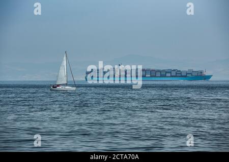 Espagne, Andalousie, Tarifa, dans le détroit de Gibraltar, porte-conteneurs et bateau à voile Banque D'Images