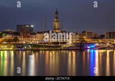 Allemagne, Hambourg, église St Michel et bateau musée Rickmer Rickmers de nuit Banque D'Images