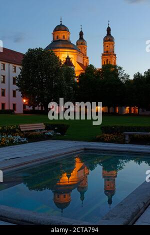 Allemagne, Bavière, souabe, Allgaeu, Kempten, vue de la Basilique Lorenz dans la soirée Banque D'Images