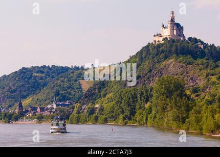 Allemagne, Rhénanie-Palatinat, Vallée du Haut-Rhin moyen, Lahnstein, Vue du château de Marksburg Rhin et bateau de tourisme Banque D'Images